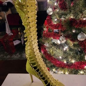 Classy Lime Green size 9 👢.   4 inch heal.